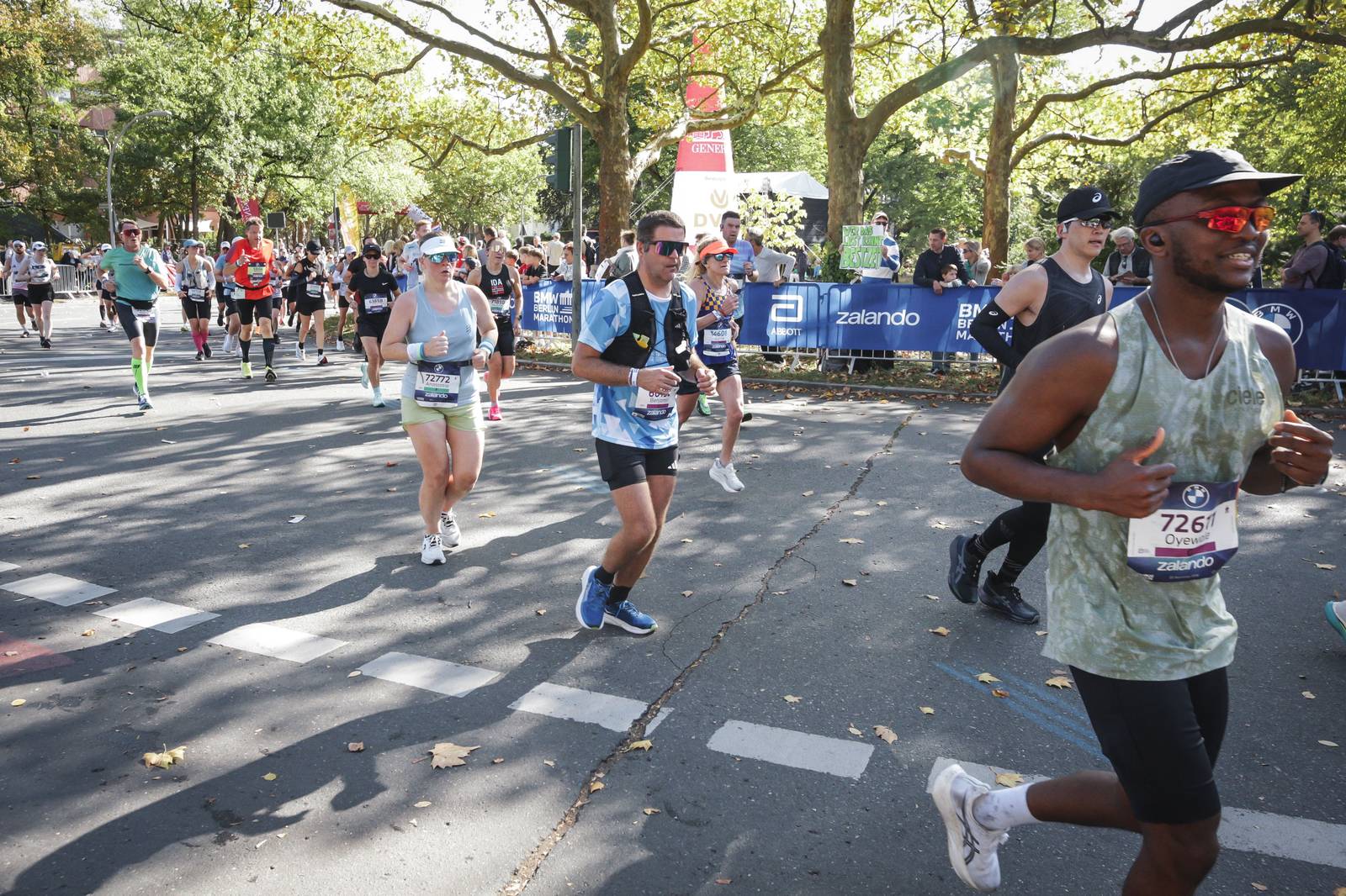 Oyewale running in a pale green vest and red sunglasses, a few kilometres after the cramps started